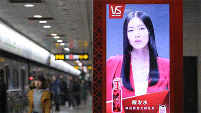 優(yōu)色專顯獨(dú)家技術(shù)帶你體驗(yàn)虛擬與現(xiàn)實(shí)完美結(jié)合宣傳新模式                                 ——萌動(dòng)全城，讓秀發(fā)迎風(fēng)飛舞