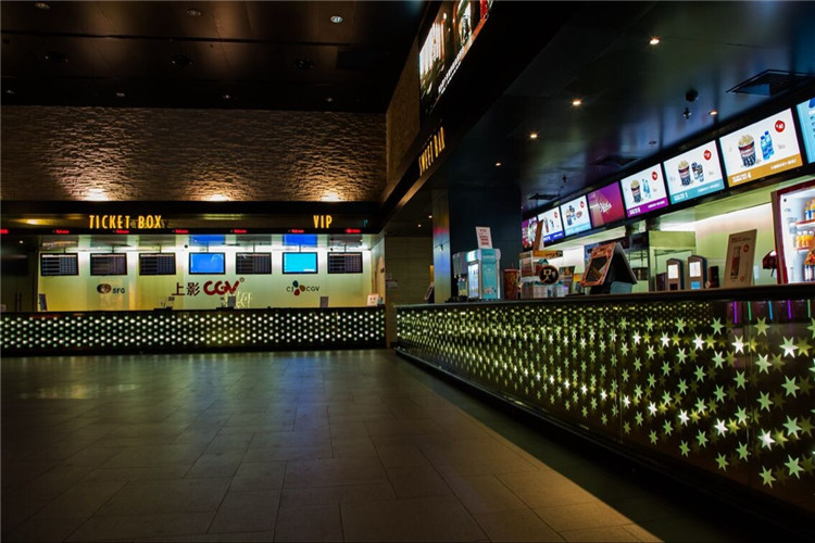 【最新案例】演繹完美相遇！優(yōu)色高清液晶廣告機(jī)亮相連鎖影院！