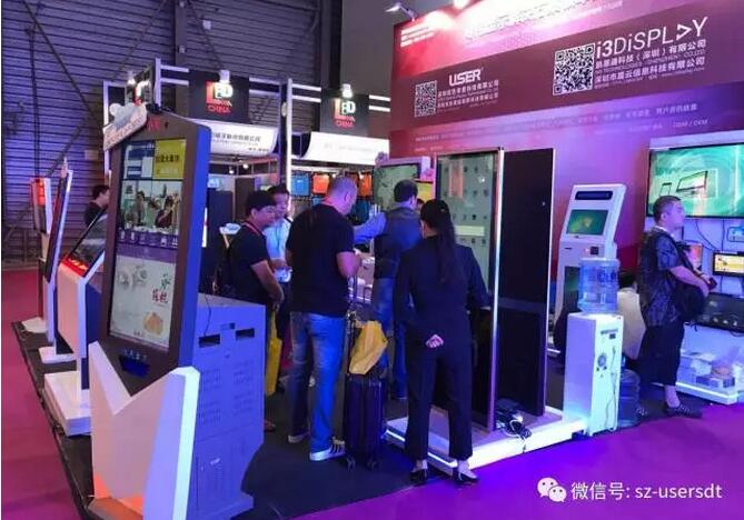 客戶(hù)參觀液晶拼接屏產(chǎn)品