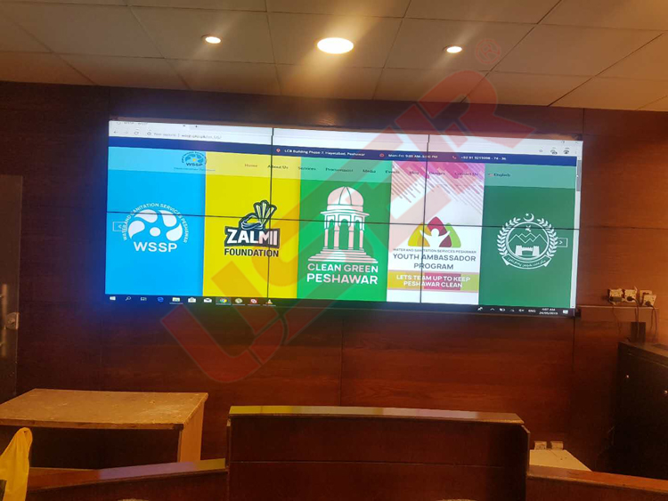 液晶拼接屏液壓前維護支架的工作原理是什么？